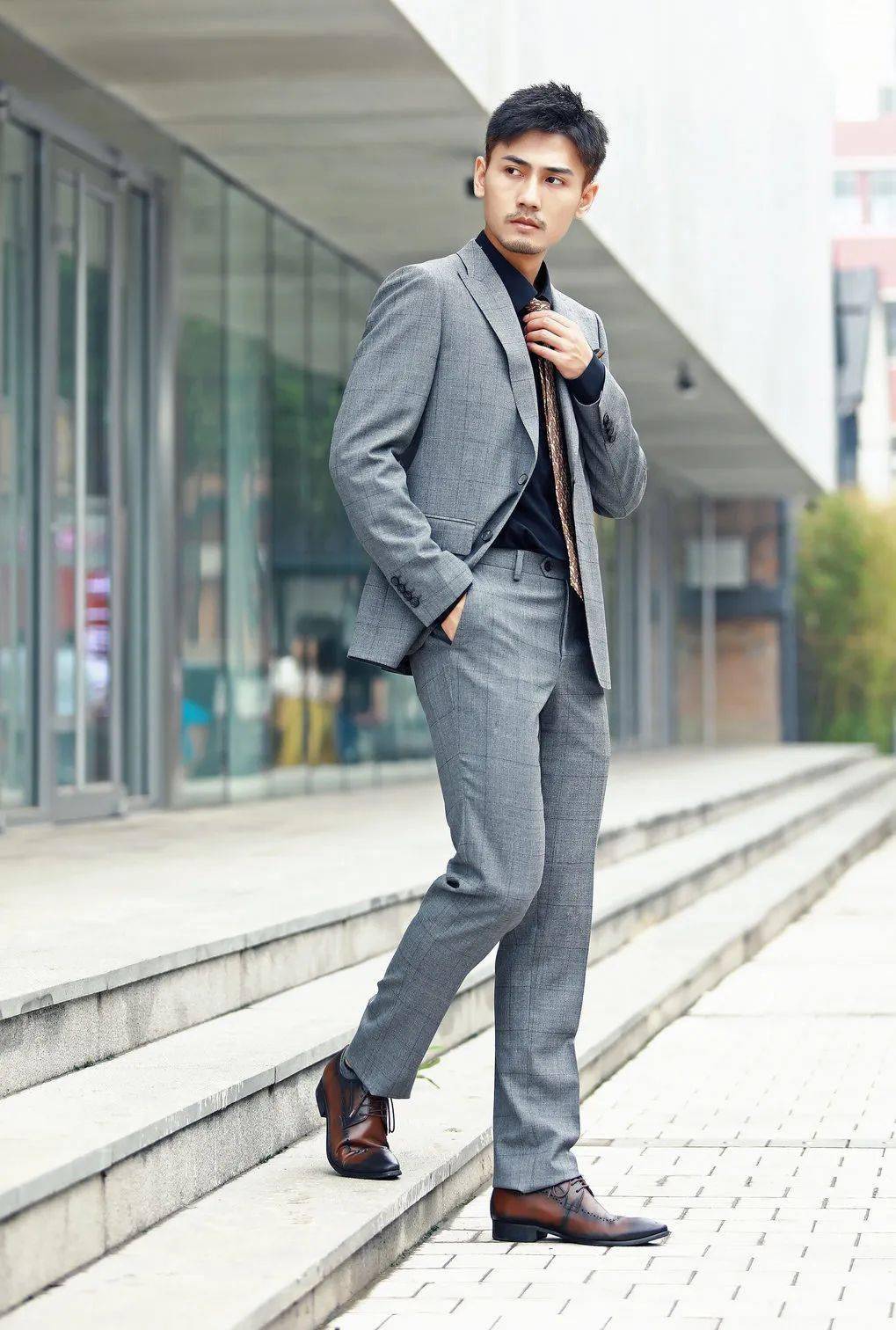 依文|依文“拍了拍”乘风破浪的毕业生，这里有“依”招制胜的秘密