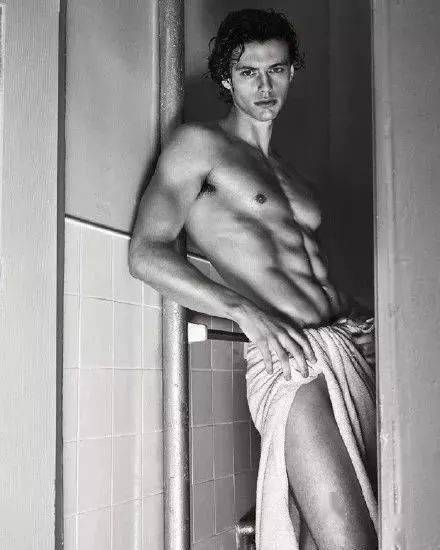 全网|191cm肌肉男模私照火遍全网，1亿网友在线鸡叫喊“老公”，直男都被“掰弯”！？