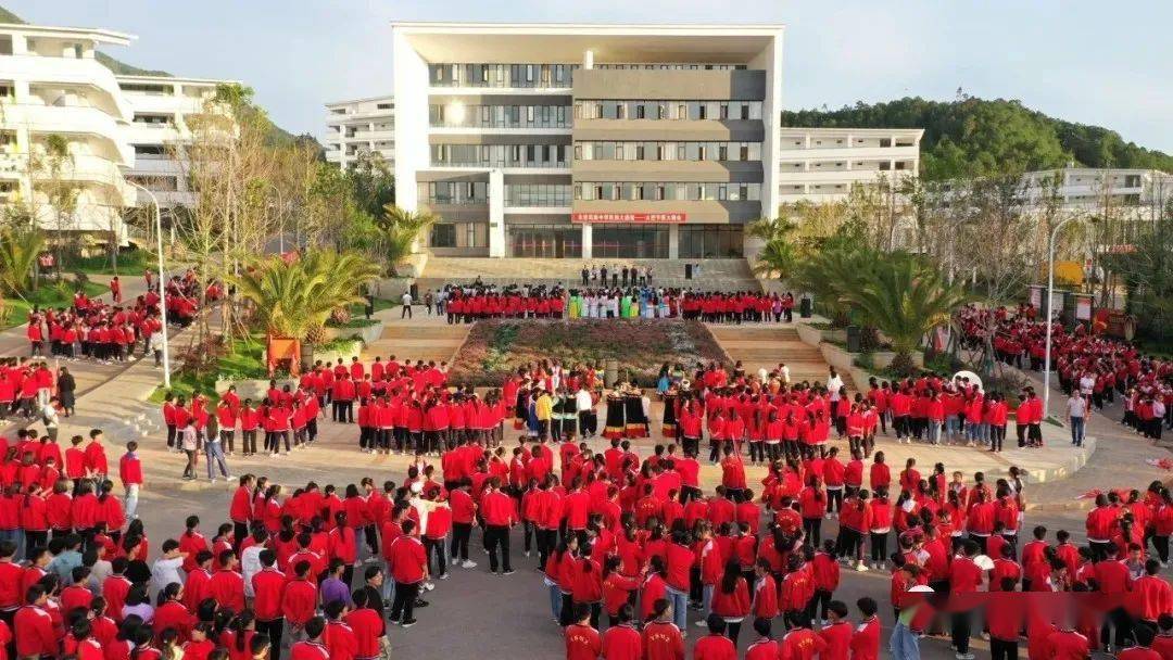 华坪团县委7月29日,与丽江江畔山狼,网易有道到华坪县一中开展助学