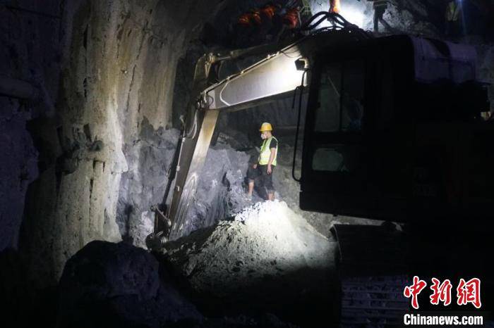 施工|云南大临铁路“拦路虎”工程白石头隧道贯通