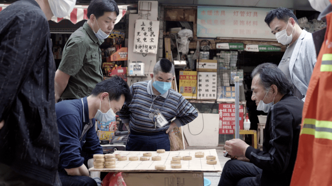 武汉|纪录片 | “蓝盒子”之外，武汉的ICU里还有红黄白