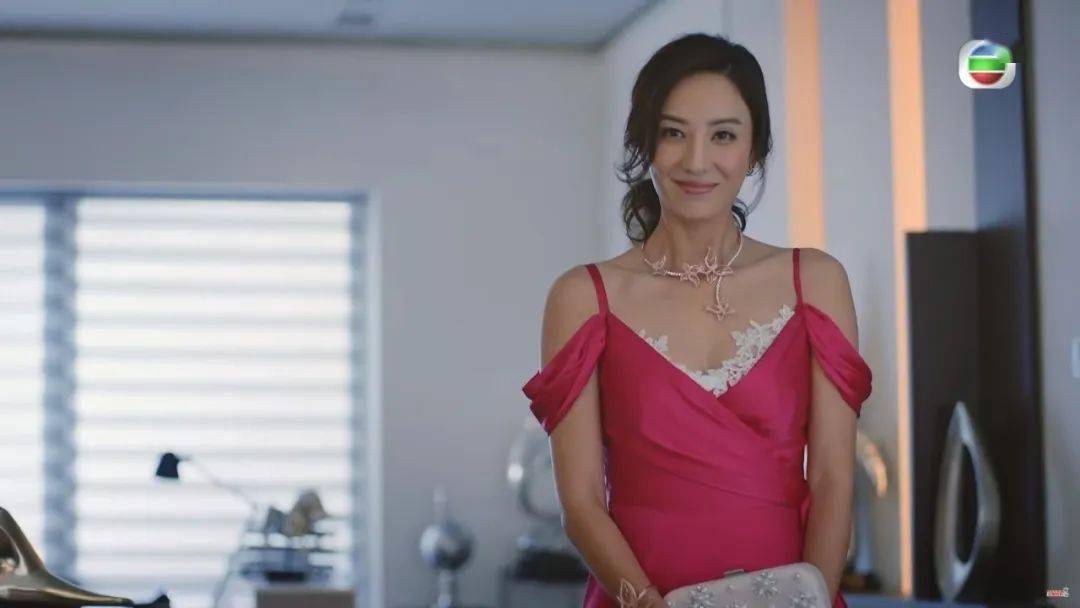 舞台|【乘风破浪】郑希怡粤语rap超正，但佢居然係带伤上阵？王霏霏终于第一！