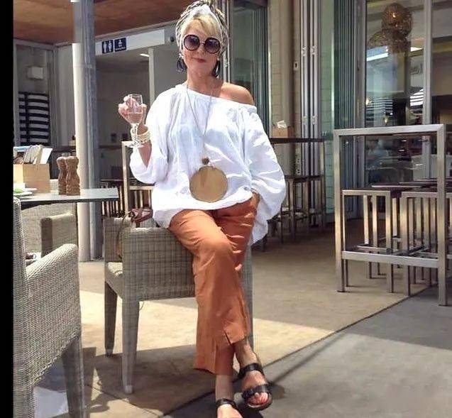 围巾|围巾绑头上是种什么时尚？60多岁老太太教这个居然有四十多万粉丝