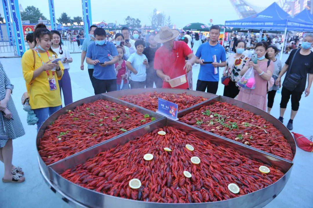 第四届中国济宁鱼台龙虾节青岛分会场在金沙滩啤酒城开幕