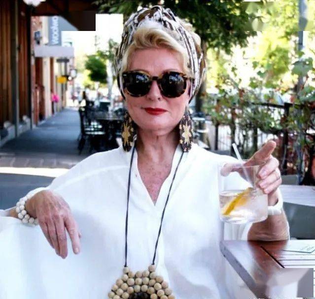 围巾|围巾绑头上是种什么时尚？60多岁老太太教这个居然有四十多万粉丝