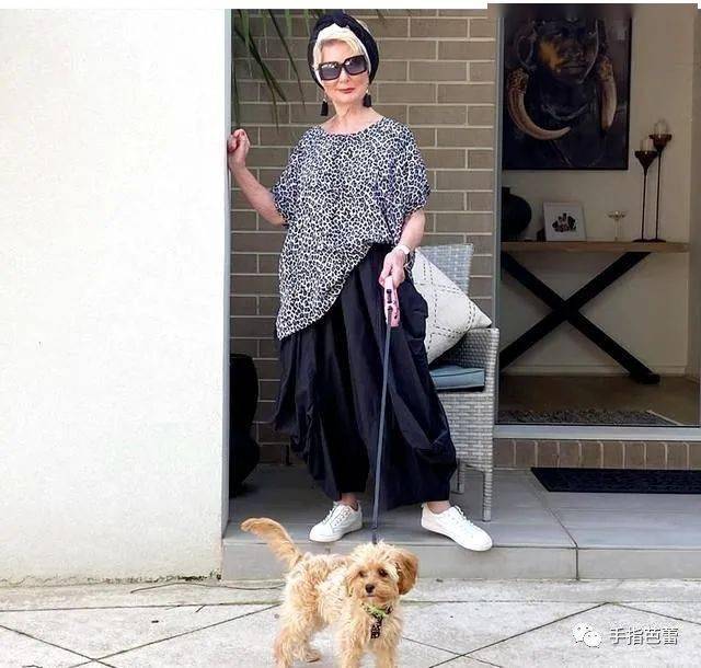 围巾|围巾绑头上是种什么时尚？60多岁老太太教这个居然有四十多万粉丝