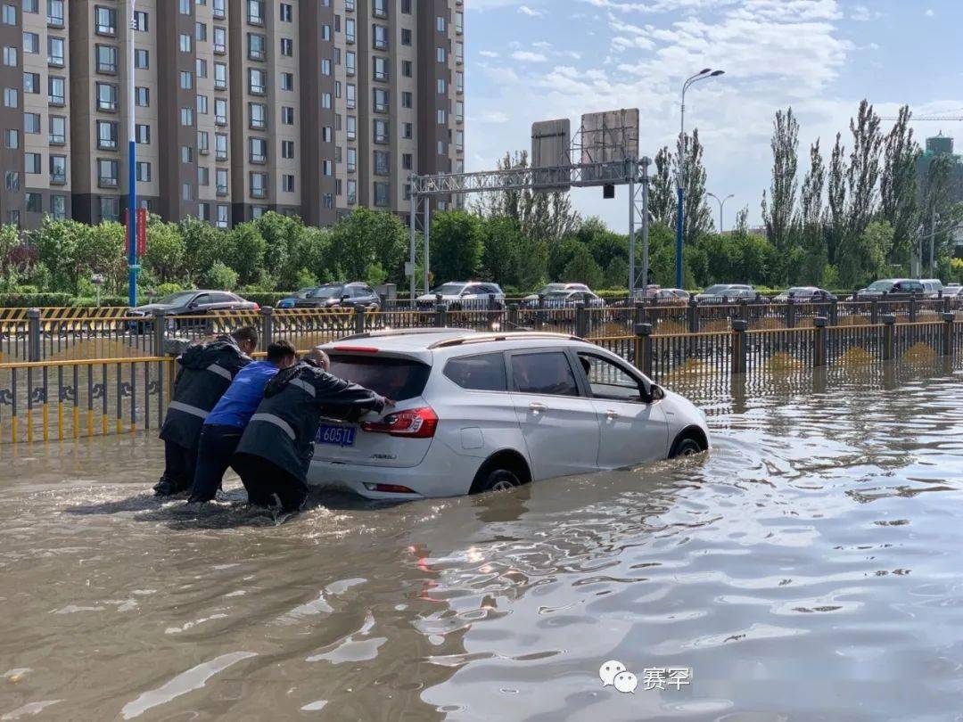 呼和浩特突降大雨 供排水部门出动近600人防汛