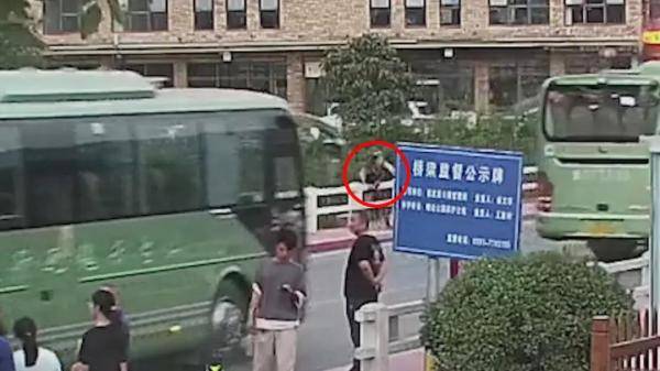 焦作|高温酷暑保平安｜惊险！一女子欲投河轻生，修武民警飞身解救