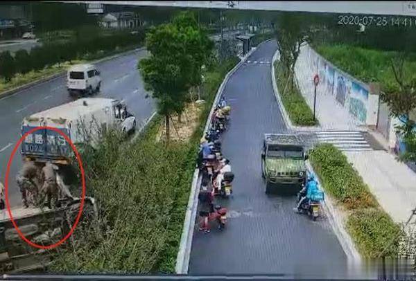 面包车|金华一加油站附近小面包车侧翻，三位“迷彩服”教科书般营救