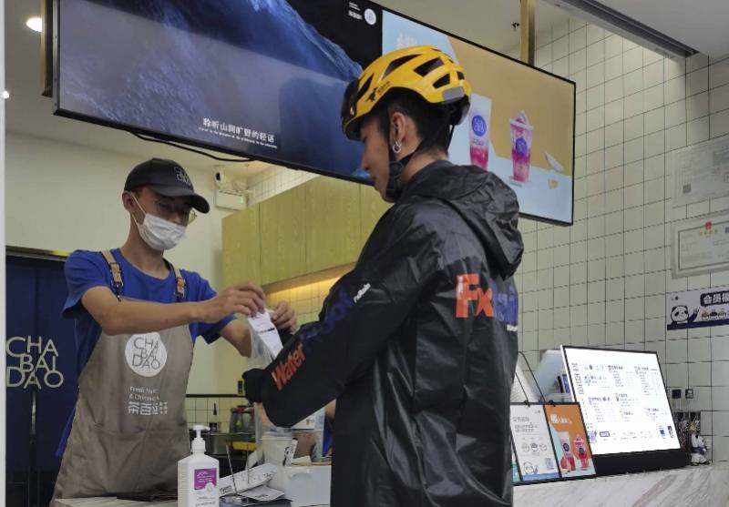 吴昊|最难就业季里送外卖：留学生深圳做“骑士”，本科骑手创业当站长