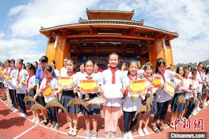 广西|带鱼回家！广西一小学连续期末发鱼奖励学生