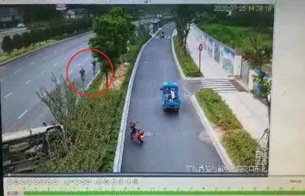 面包车|金华一加油站附近小面包车侧翻，三位“迷彩服”教科书般营救