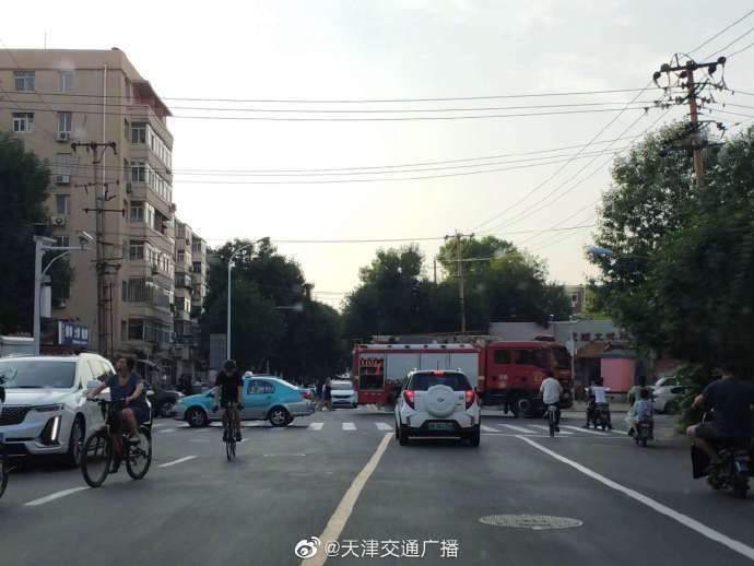 车辆|天津 一面包车起火，车损严重