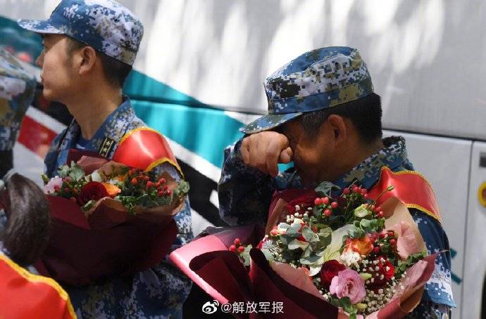 海军|再敬一个军礼！海军28名退役军官告别军旗