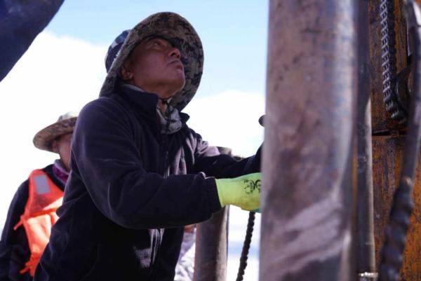 钻探|我国科学家成功在高原湖泊钻取最长岩芯