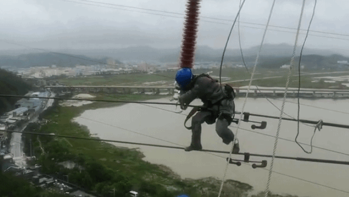 经玉环|台风后电力设施损毁严重 浙江台州全力抢修