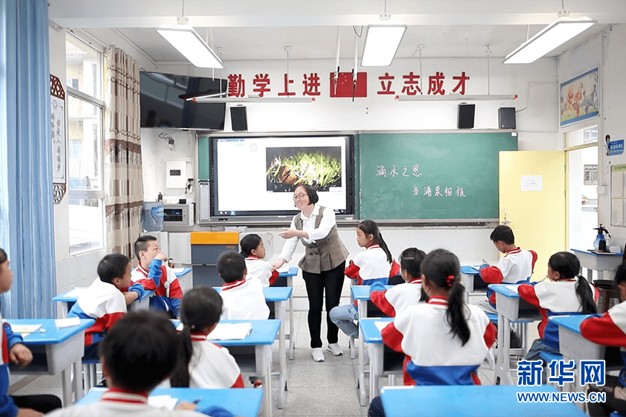 石柱县|【你笑起来真好看】老教师眼中一所山区小学的新变化
