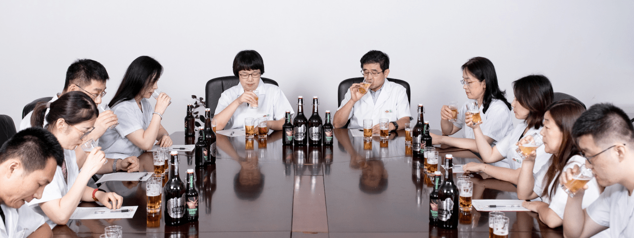 琥珀|这瓶高格调的“琥珀金”，青岛啤酒百年之旅为何能成为酒友们的心头好？