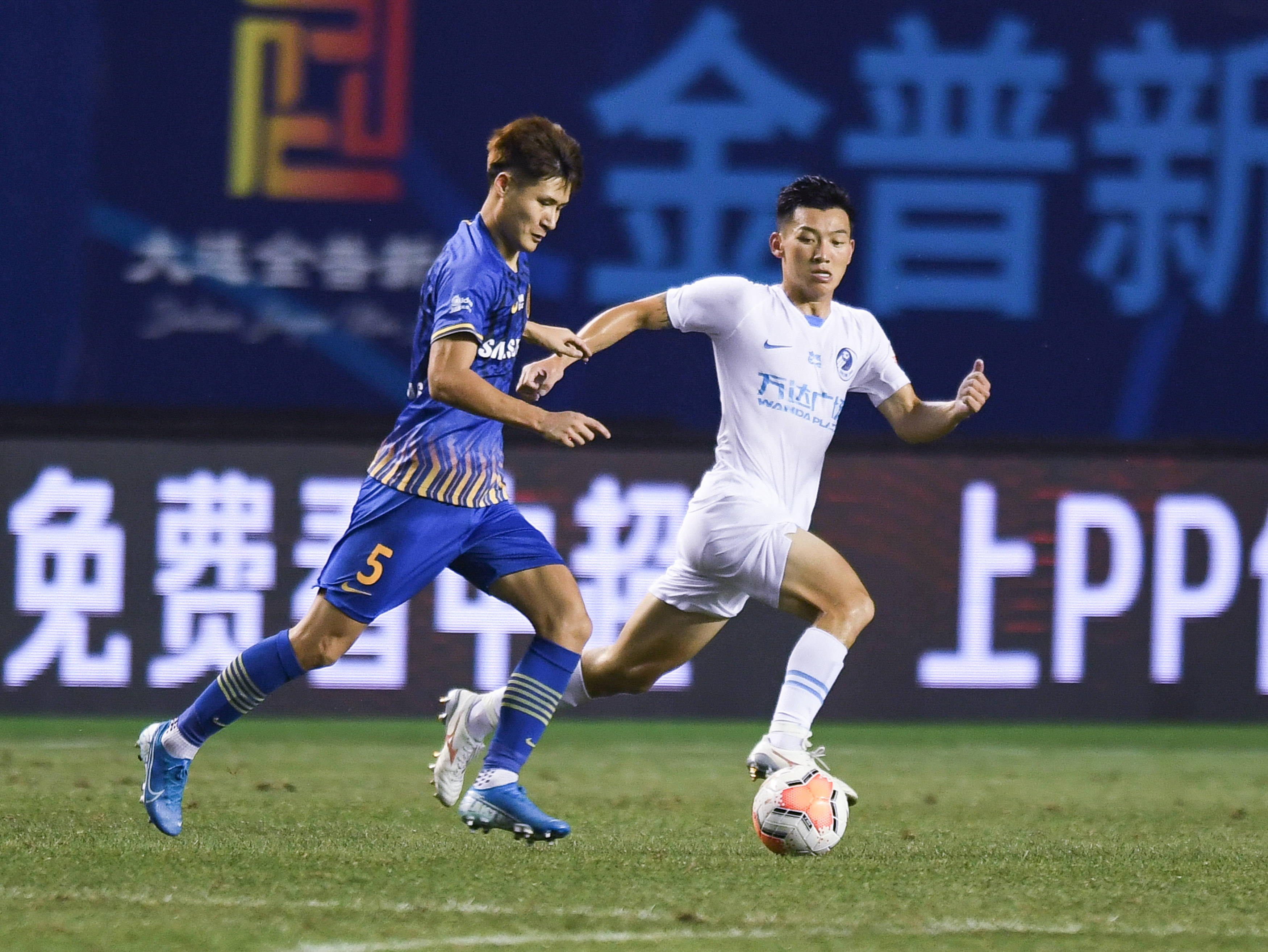 大连人|足球——中超：江苏苏宁易购胜大连人