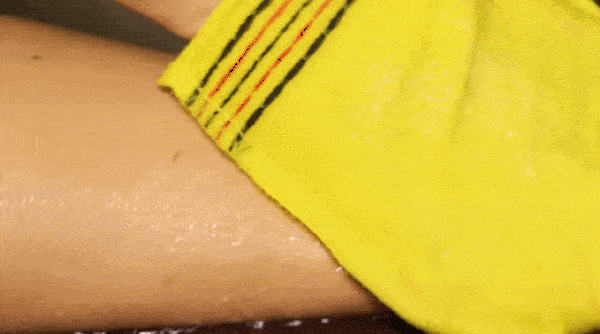 不知道|用1颗糖洗澡是什么体验？不洗都不知道身上这么脏，竟然还能扣出油脂粒！