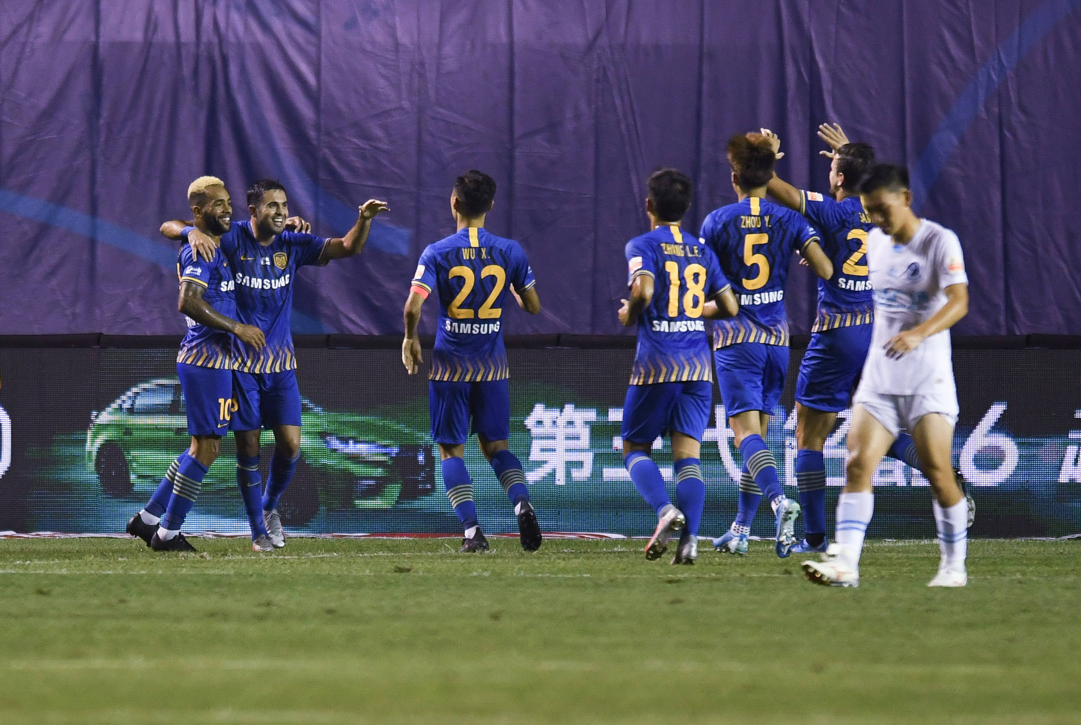 大连人|足球——中超：江苏苏宁易购胜大连人