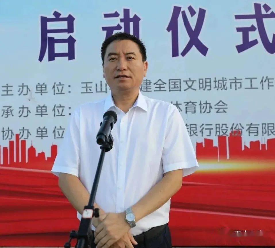 政协副主席李媛媛,县老年体协主席盛长青等出席健步行活动的启动仪式