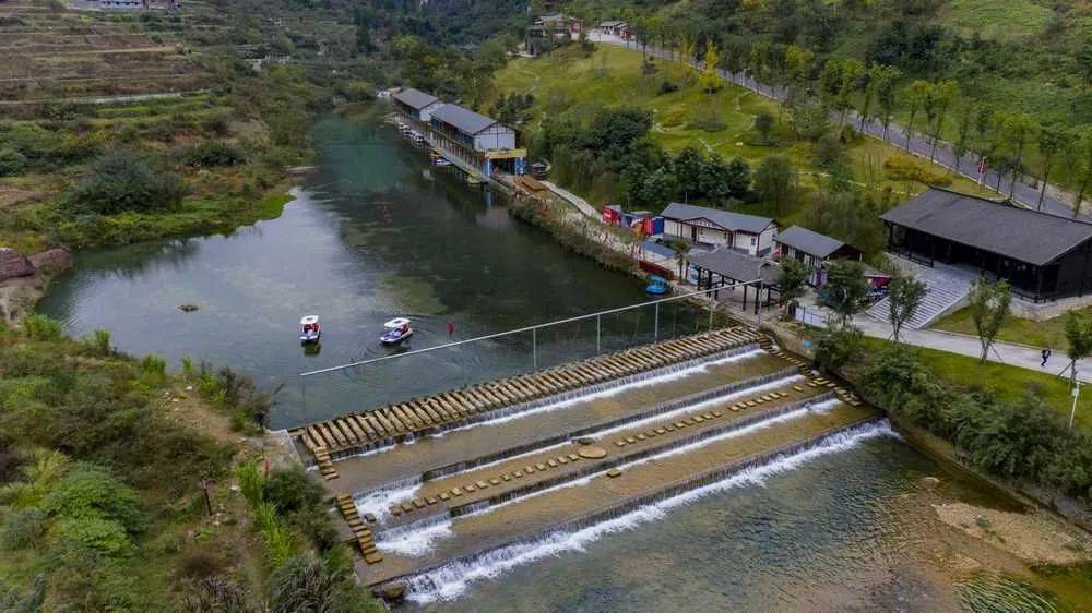 岩溶景观随处可见 景区还有 狼道攀爬,盐井溜索 峡谷泛舟,峡谷溯溪