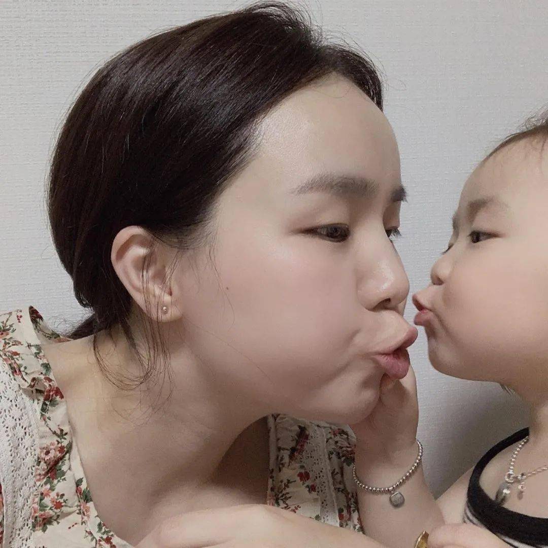 神态|4岁女孩活成“乡镇女老板”,13万网友惊叹:这神态,一般人模仿不来