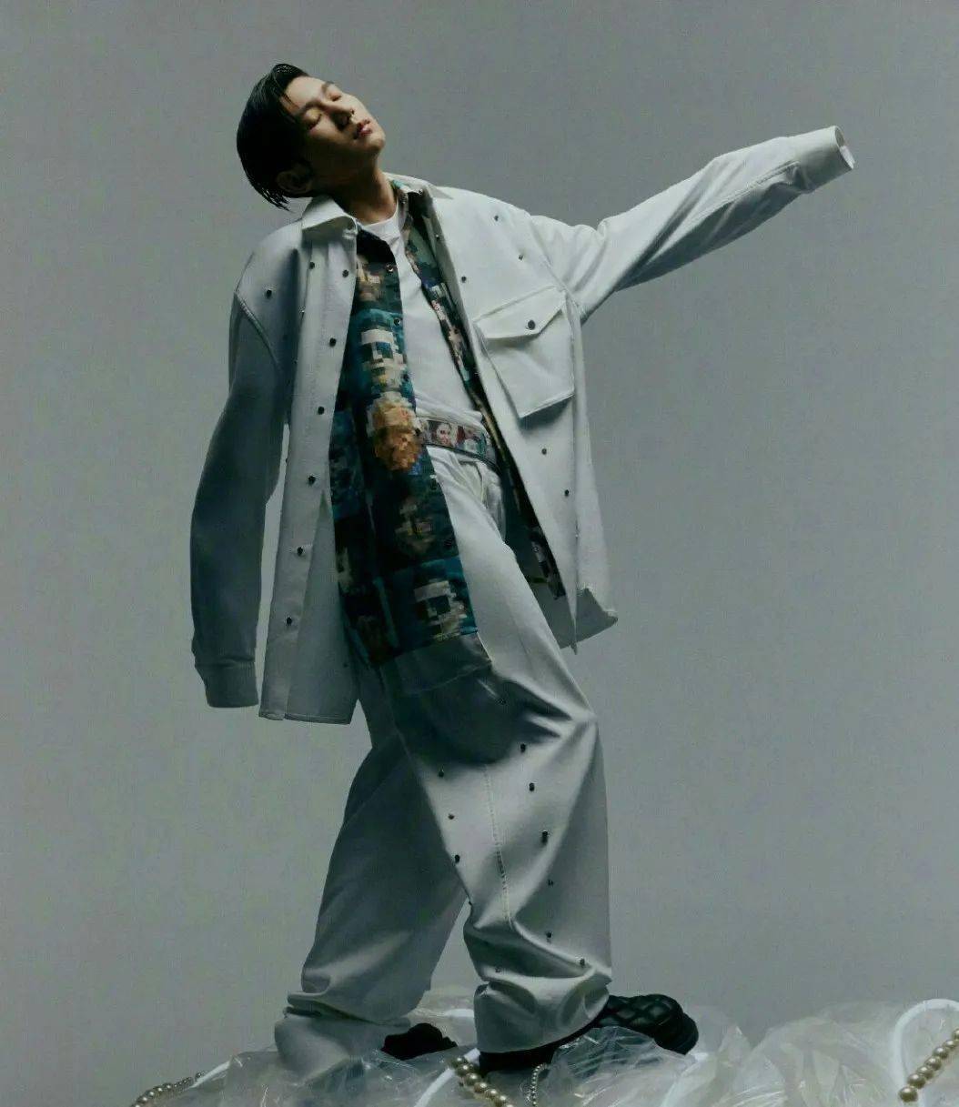 瞩目|王源登新杂志，首次尝试机器人造型，油头瞩目，还粘了假耳朵！