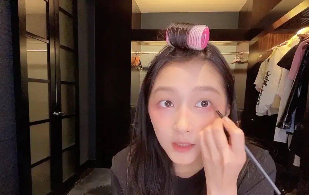 眉毛|关晓彤自认天生是臭脸？但不好惹的她却美到让我疯狂打电话！