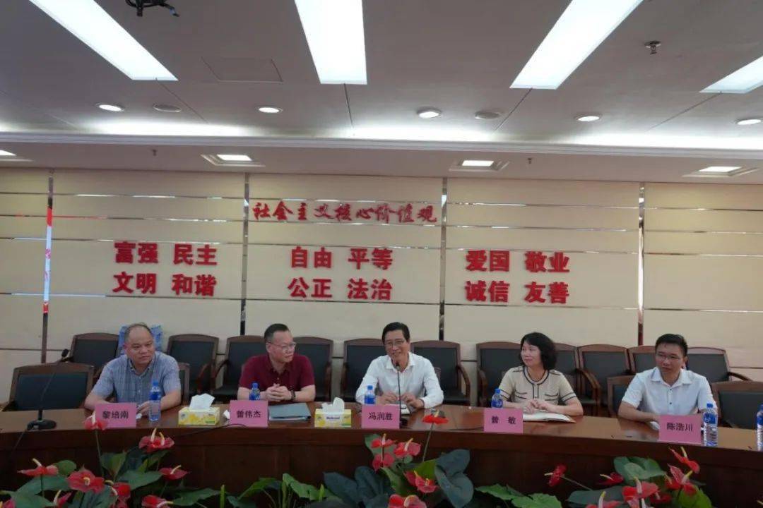 番禺区政协副主席、教育局局长一行莅临广附调研
