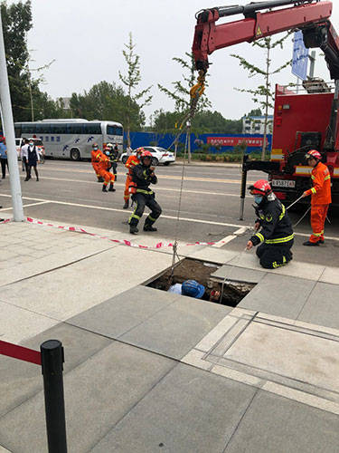 救援|人行道路面突然塌陷形成4米深坑，大兴一名男子掉落受伤