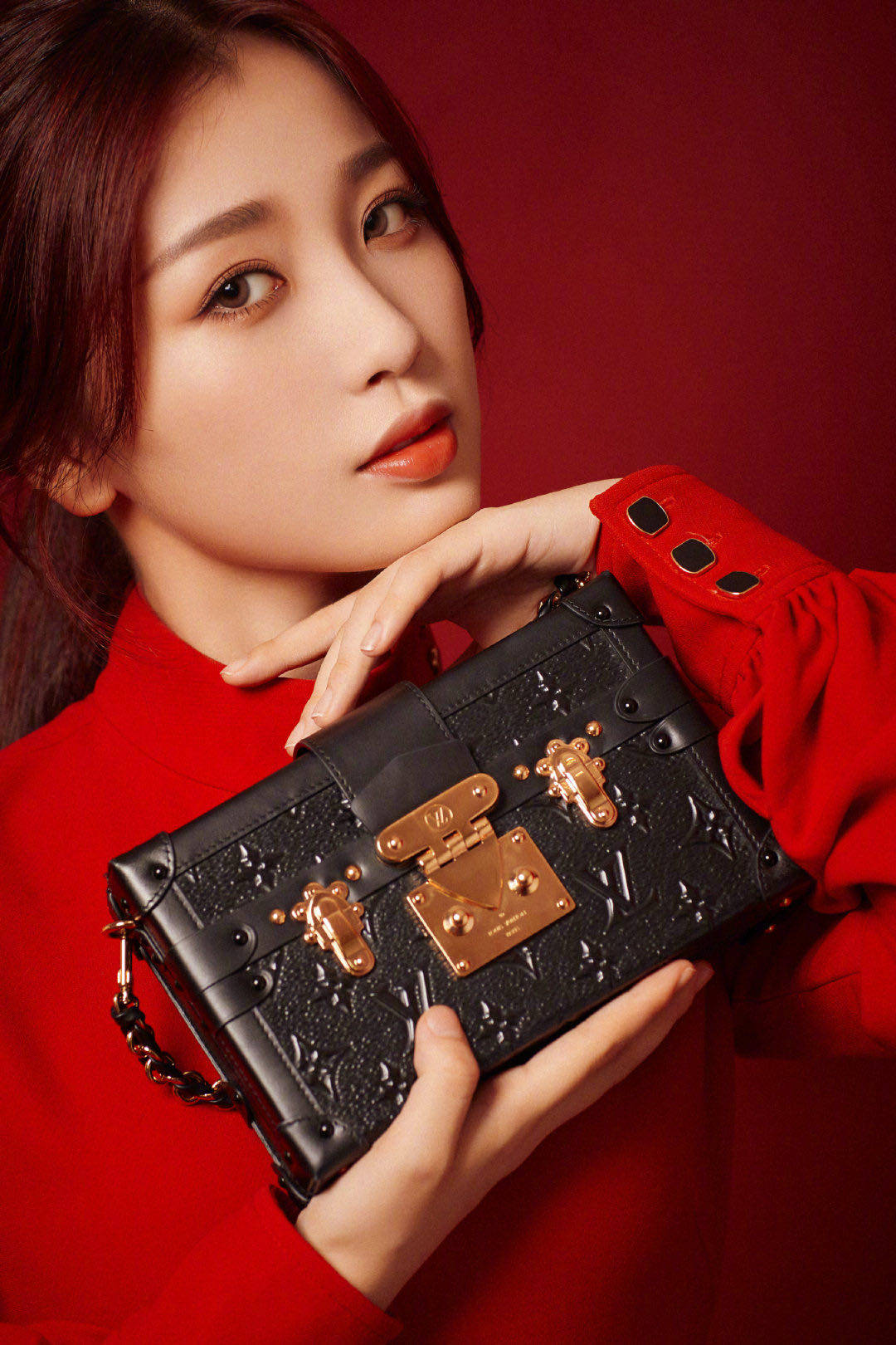 连衣裙|鞠婧祎身着红色连衣裙 出席LV春夏男装大秀