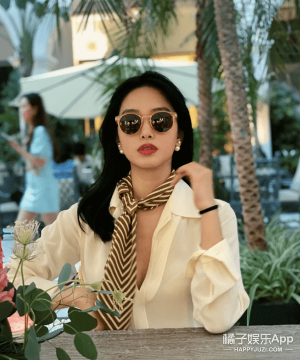 灵光|杨采钰放弃土味脱胎换骨,复古穿搭性感俏皮,迪士尼在逃公主吧?