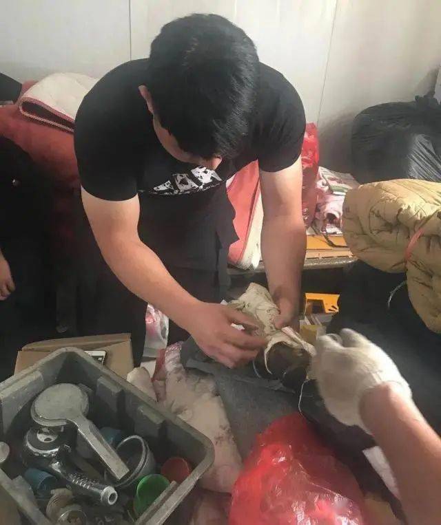 父亲|吓破胆！男子整理父亲遗物竟翻出两枚手榴弹