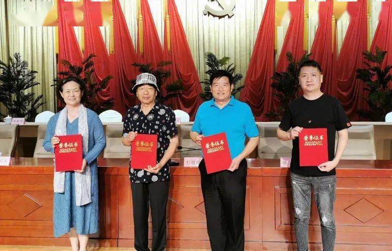 旅游局党组书记田光明,龙虎庄乡党委书记韩世远,月亮海景区负责人孙磊