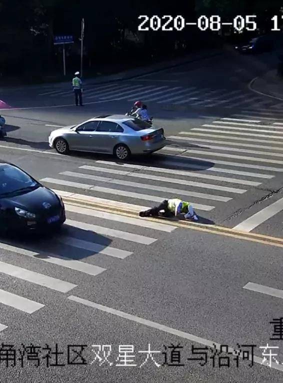 温度|暖闻｜重庆民警55℃地表温度下执勤中暑晕倒，路人停车施救