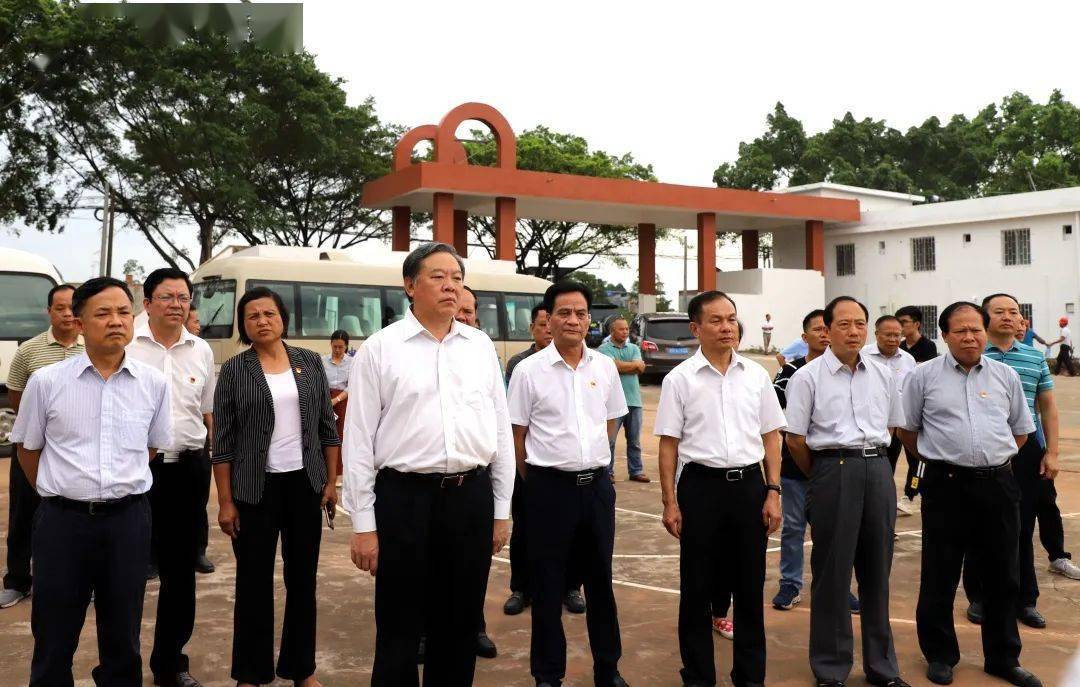 自治区执法检查组到港南区检查土壤污染防治法实施情况