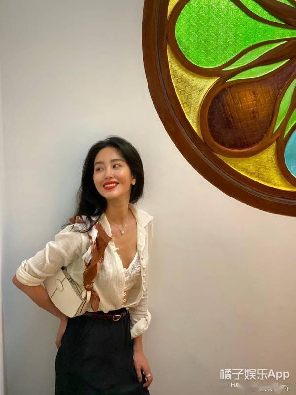 灵光|杨采钰放弃土味脱胎换骨,复古穿搭性感俏皮,迪士尼在逃公主吧?