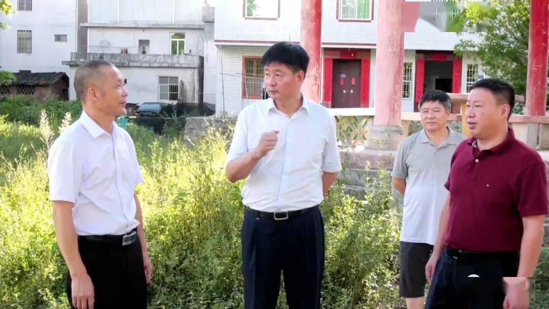 8月7日,长汀县人大常委会主任蔡金旺来到河田镇根溪村,蔡坊村
