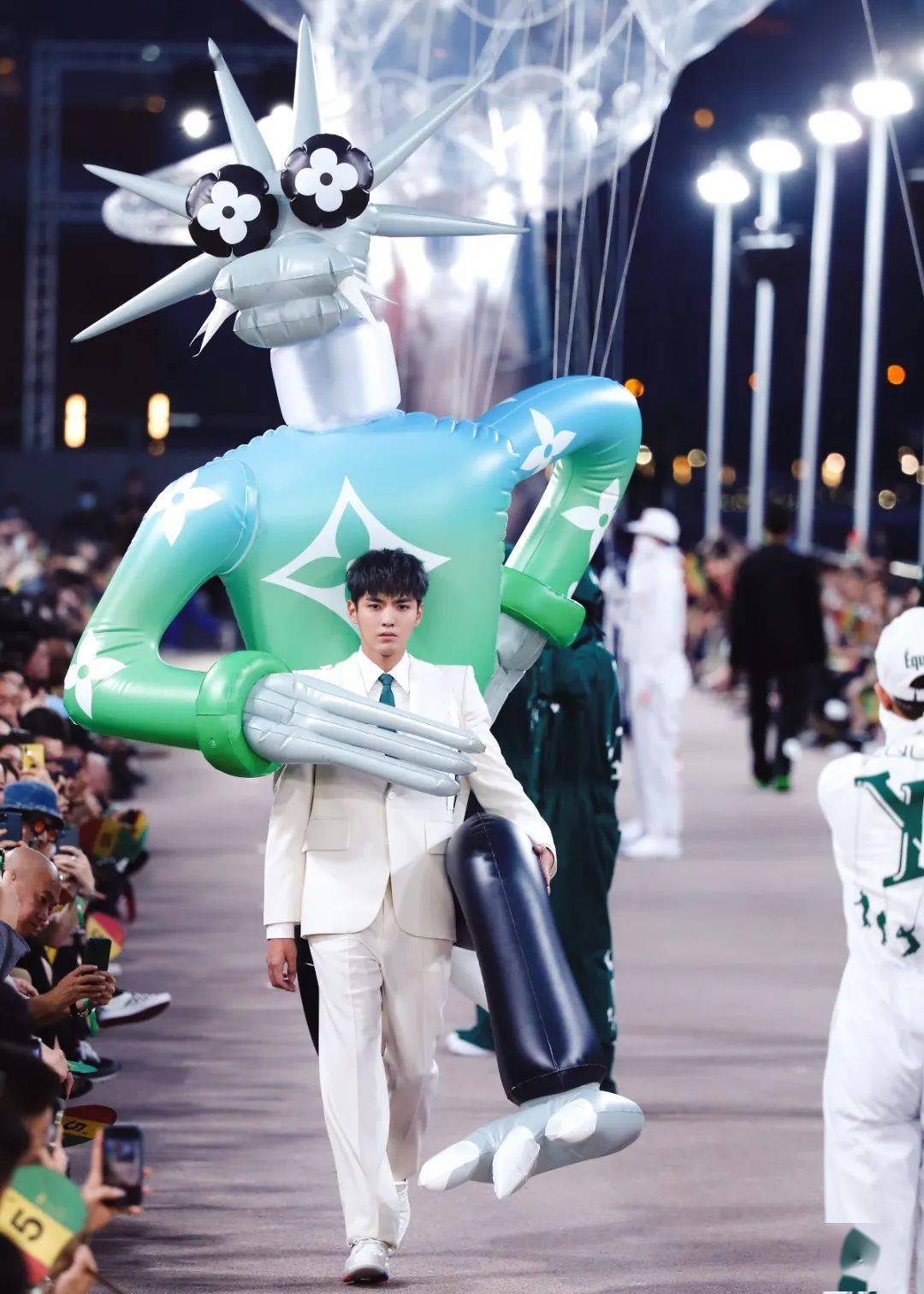 Virgil|声称要把Virgil Abloh告上法庭,即使被质疑抄袭上位,也挡不住“时尚界爆款制造机”的神话?