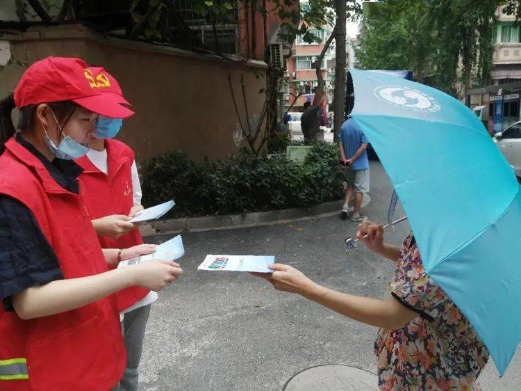 学生志愿者进社区 垃圾分类护环境