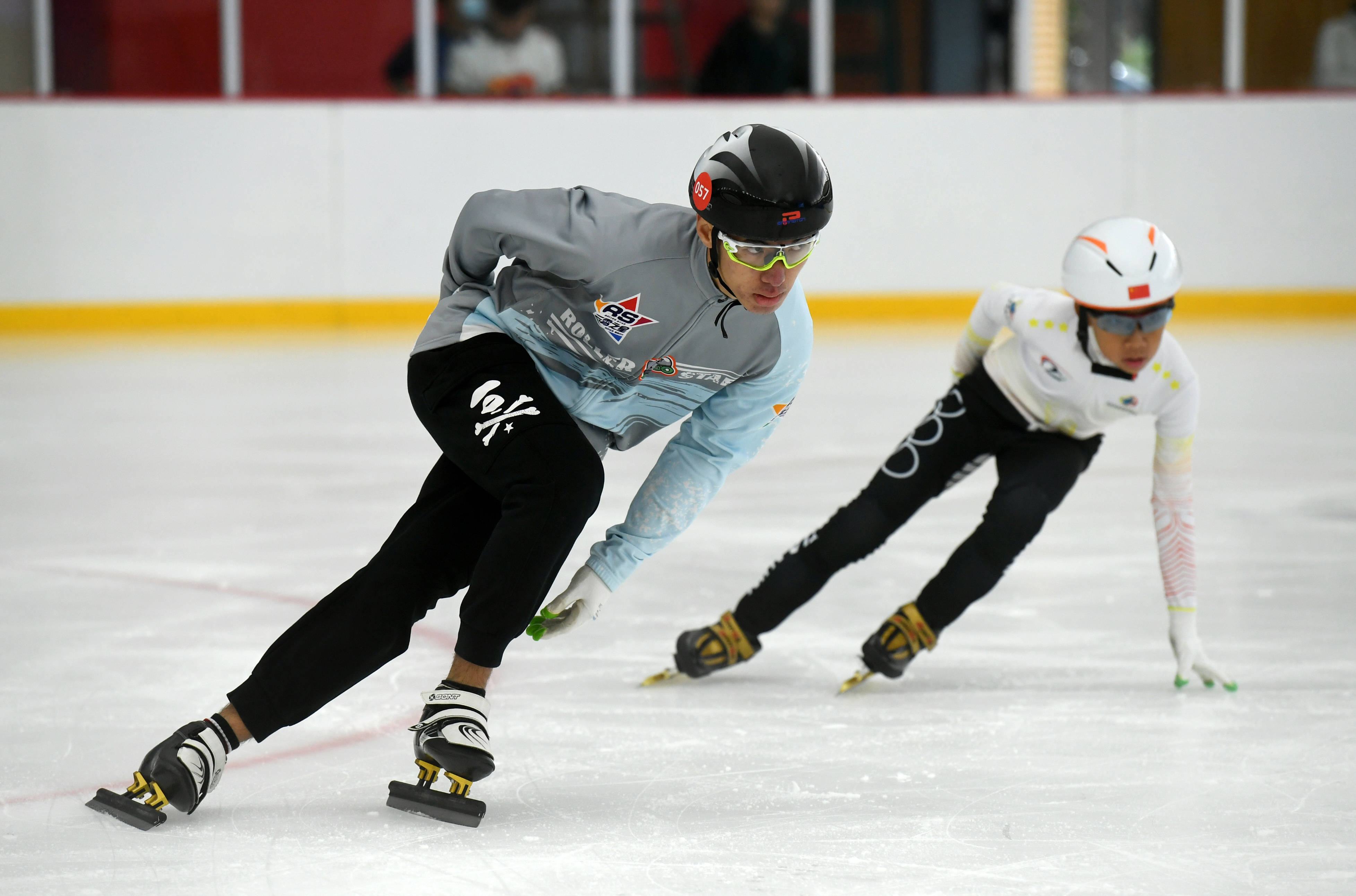 8月8日,在天津奥林匹克中心滑冰馆,刘振熙(左)表演速度滑冰.
