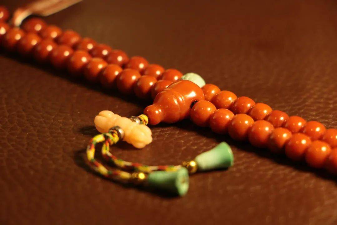 象征|如何戴出手串逼格？这个配饰要选好！