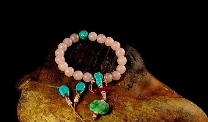 象征|如何戴出手串逼格？这个配饰要选好！