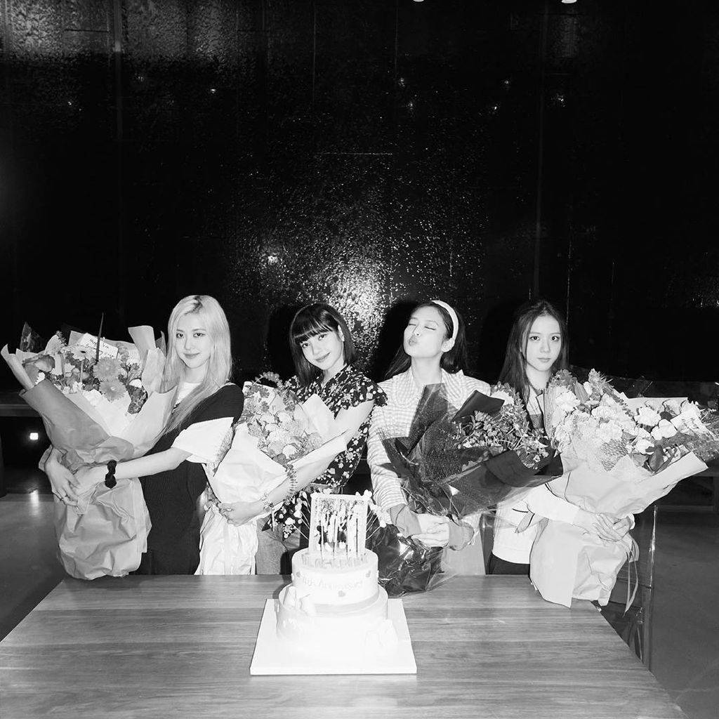 blackpink分享温馨大合照"无论如何都感谢坚定踏实的
