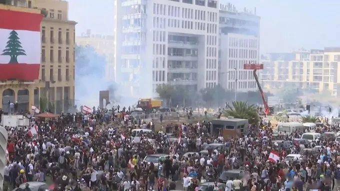 示威|“惊天大逃亡董事长”豪宅被炸毁！