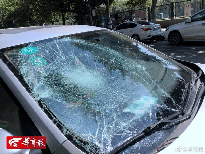 轿车|西安一轿车连撞交警和多名路人 伤者已送往医院救治