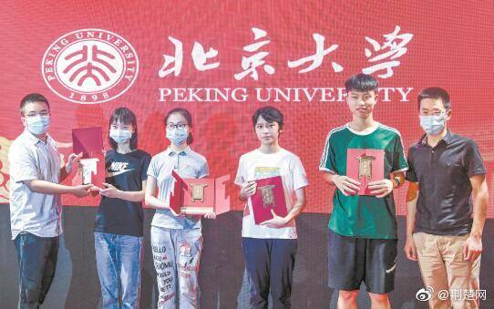 返汉|援鄂医疗队员返汉发放北大录取通知书