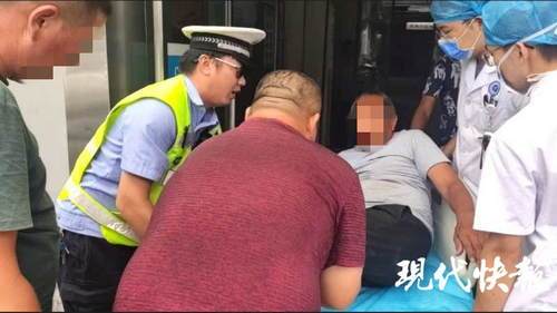 老汉操作除草机,一不留神割到左脚……